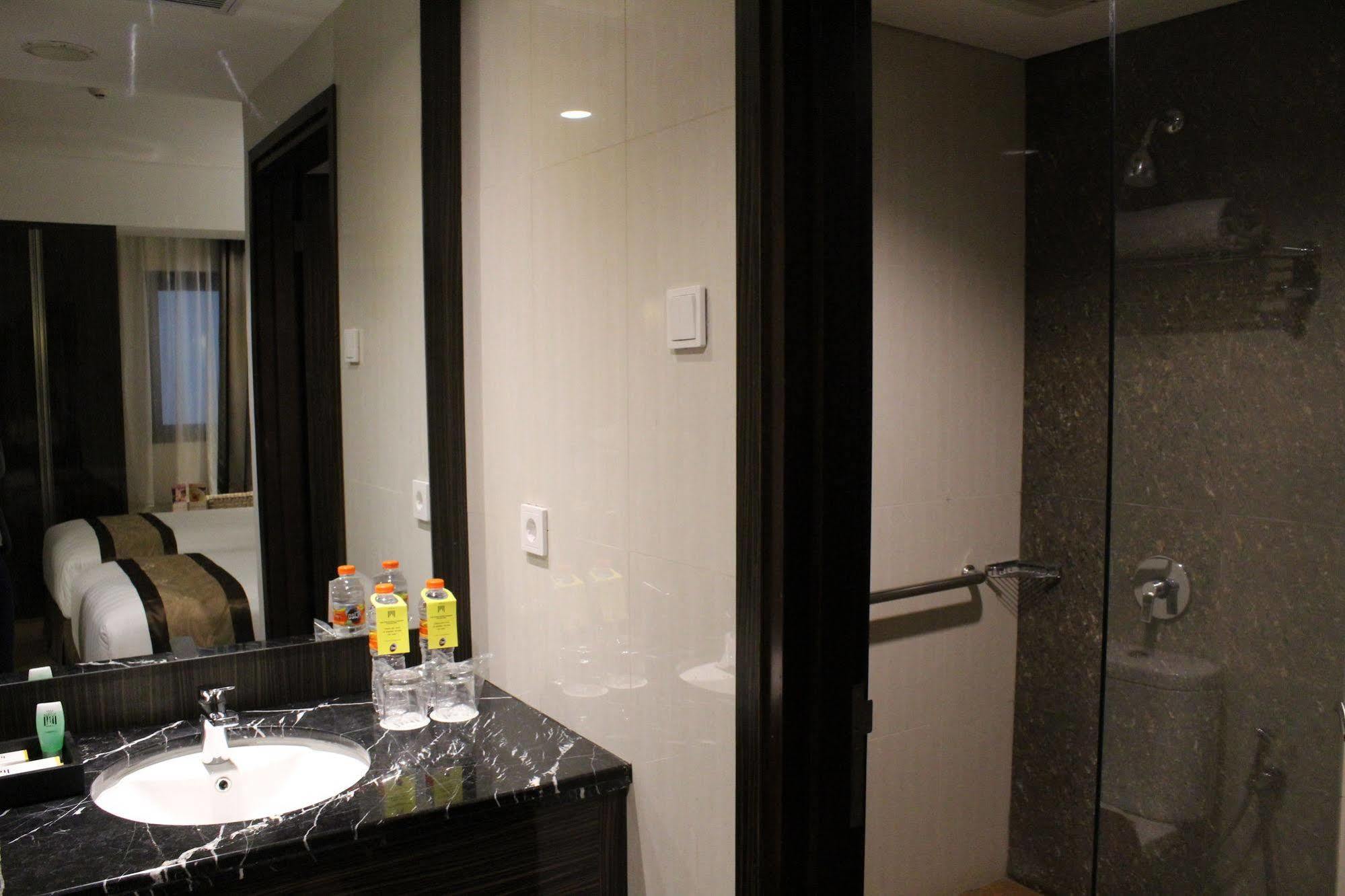 The Atrium Hotel & Resort Yogyakarta Mlati Exterior foto