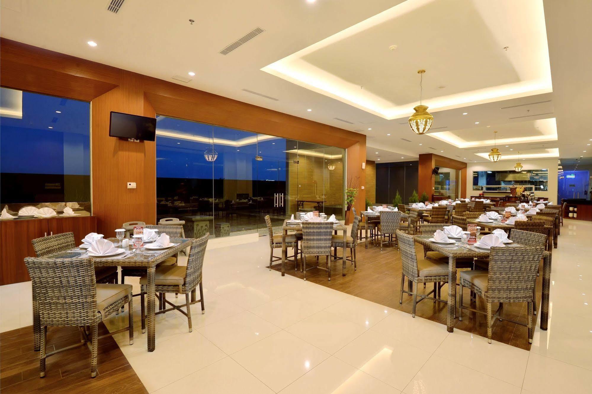 The Atrium Hotel & Resort Yogyakarta Mlati Exterior foto