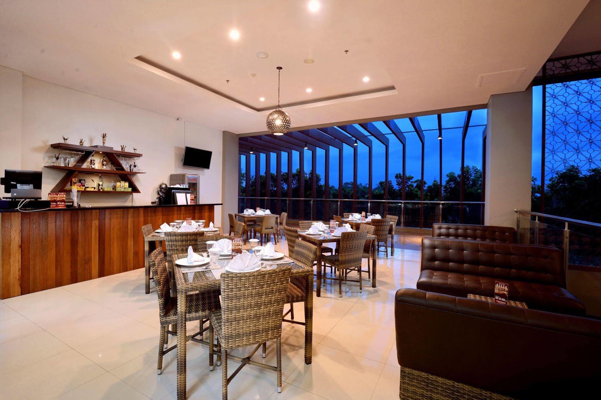 The Atrium Hotel & Resort Yogyakarta Mlati Exterior foto